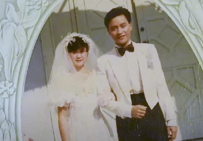 张国荣1985年绝密婚纱照曝光，哥哥穿白色礼服，和歌迷在礼堂前手挽手